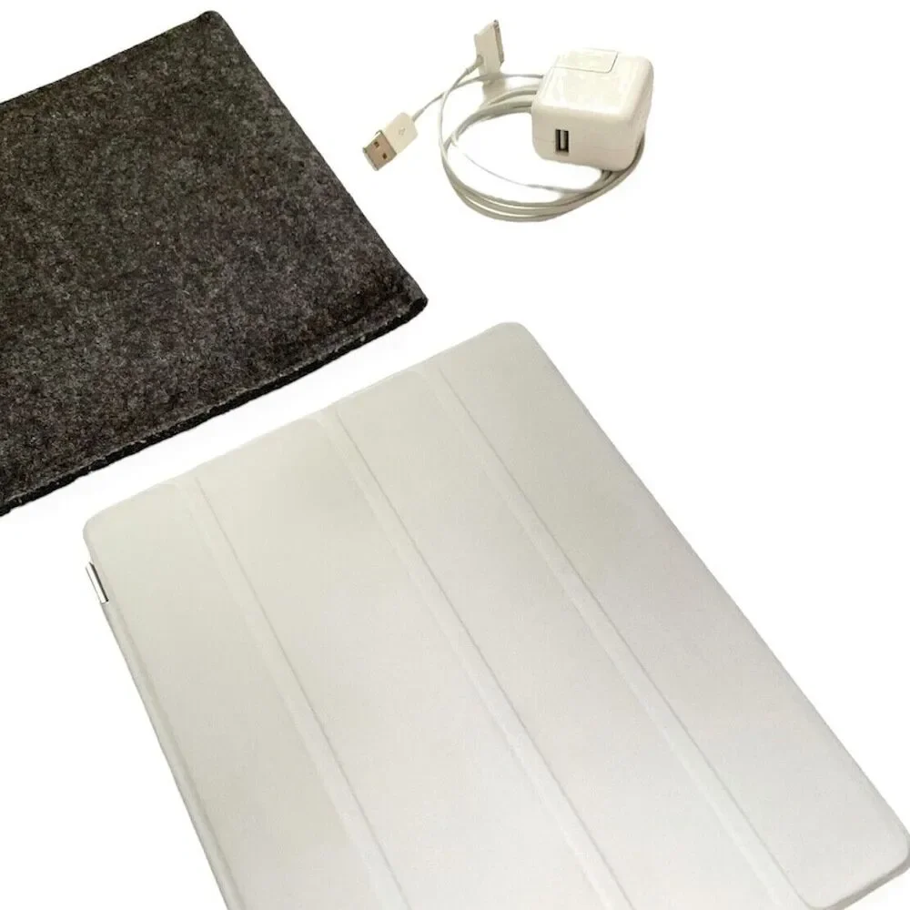 APPLE iPad w/ BONUS Accessories 2nd Generation 32GB Wi-Fi ONLY White MD329LL/A